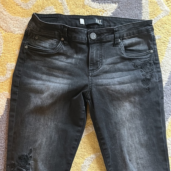 Kut from the Kloth Juniors size 6 Skinny Black faded jeans w/floral accents - Picture 6 of 10